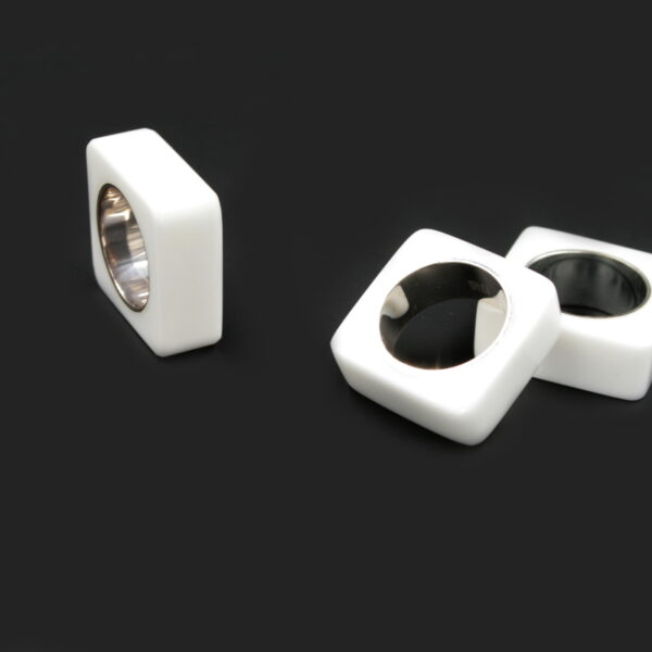 Anello quadrato in argento con agata bianca