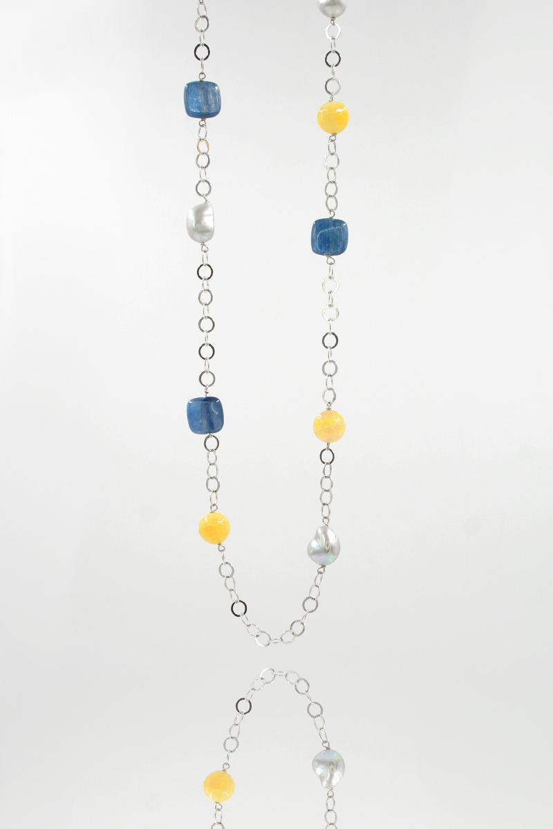 Collana ammagliata con filo di Argento 925‰ rodiato con cianite, perle, agata di fuoco e chiusura in argento