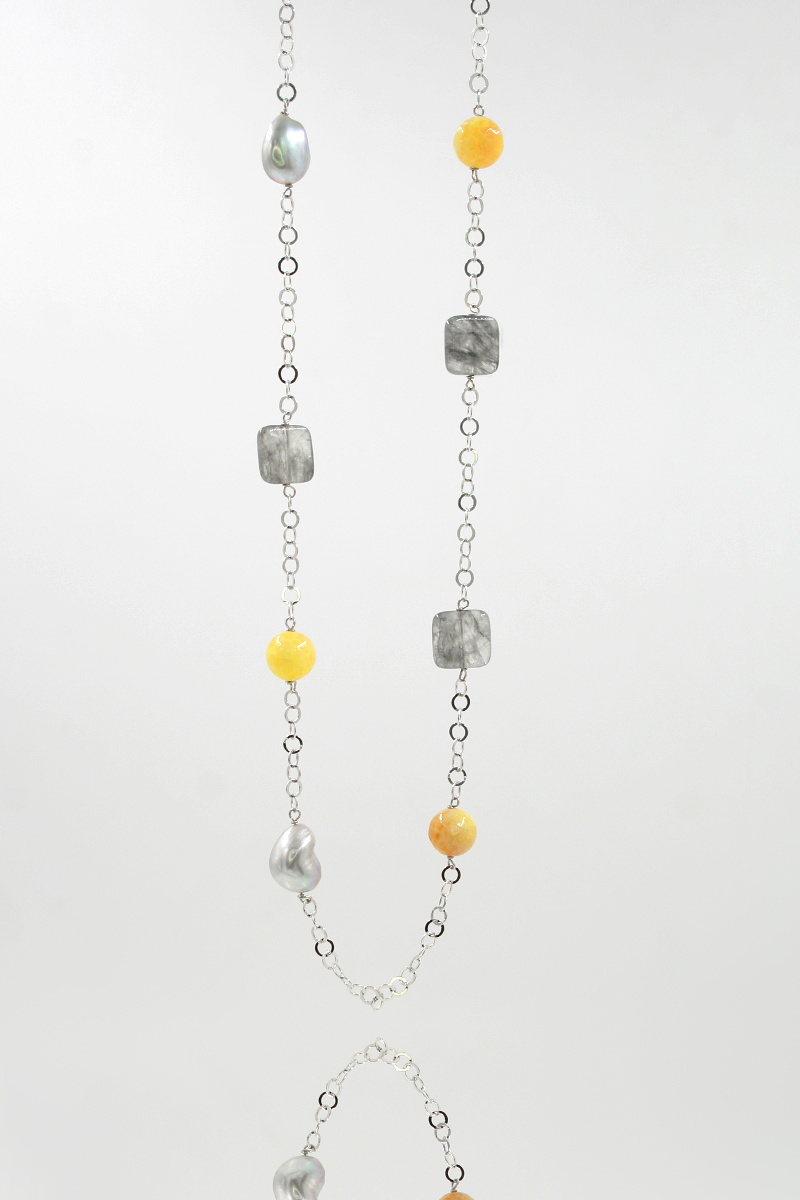 Collana ammagliata con filo di Argento 925‰ rodiato con quarzo grigio, perle, agata di fuoco e chiusura in argento