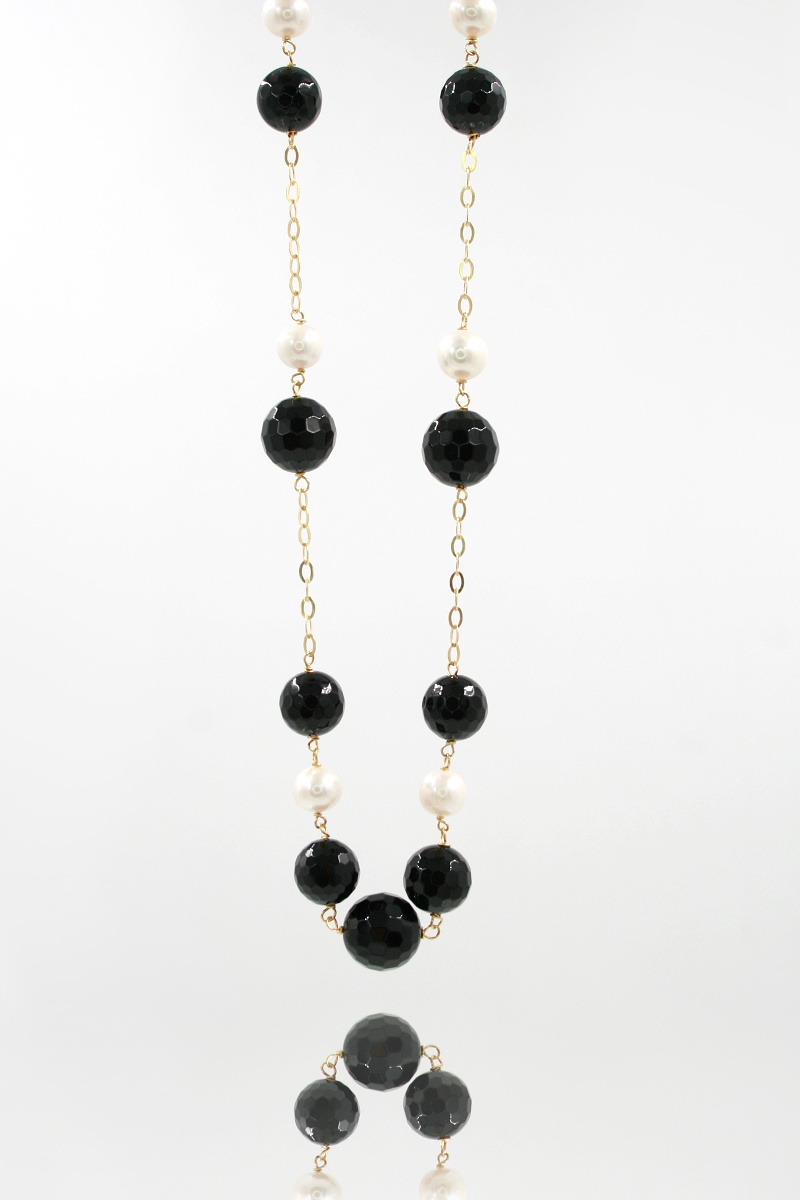Collana ammagliata con filo di Argento 925‰ dorato con agata nera, perle e chiusura in argento