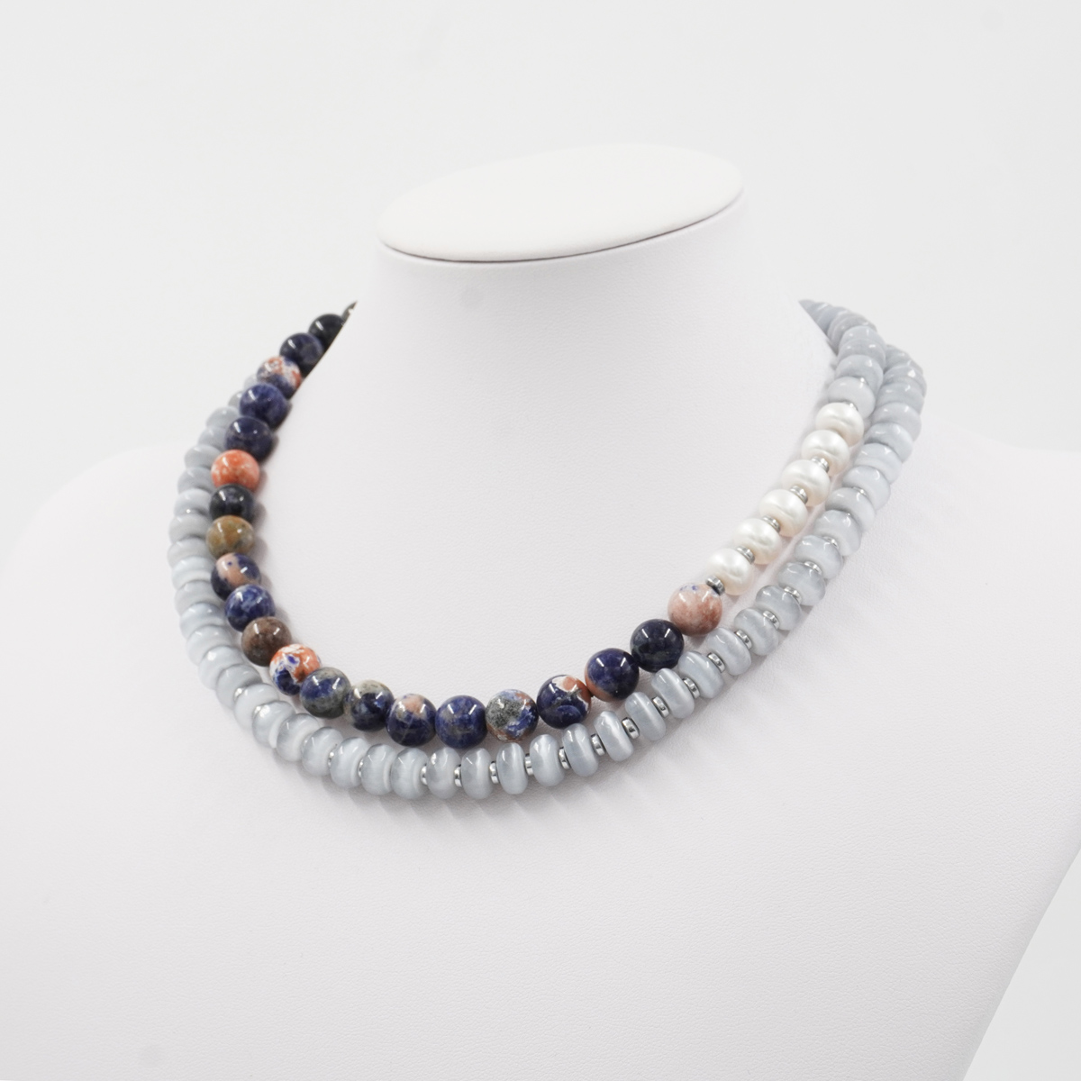 Collana con occhio di gatto grigio, ematite, sodalite arancio, perla e chiusura in argento 925 – Rodiato - immagine 2
