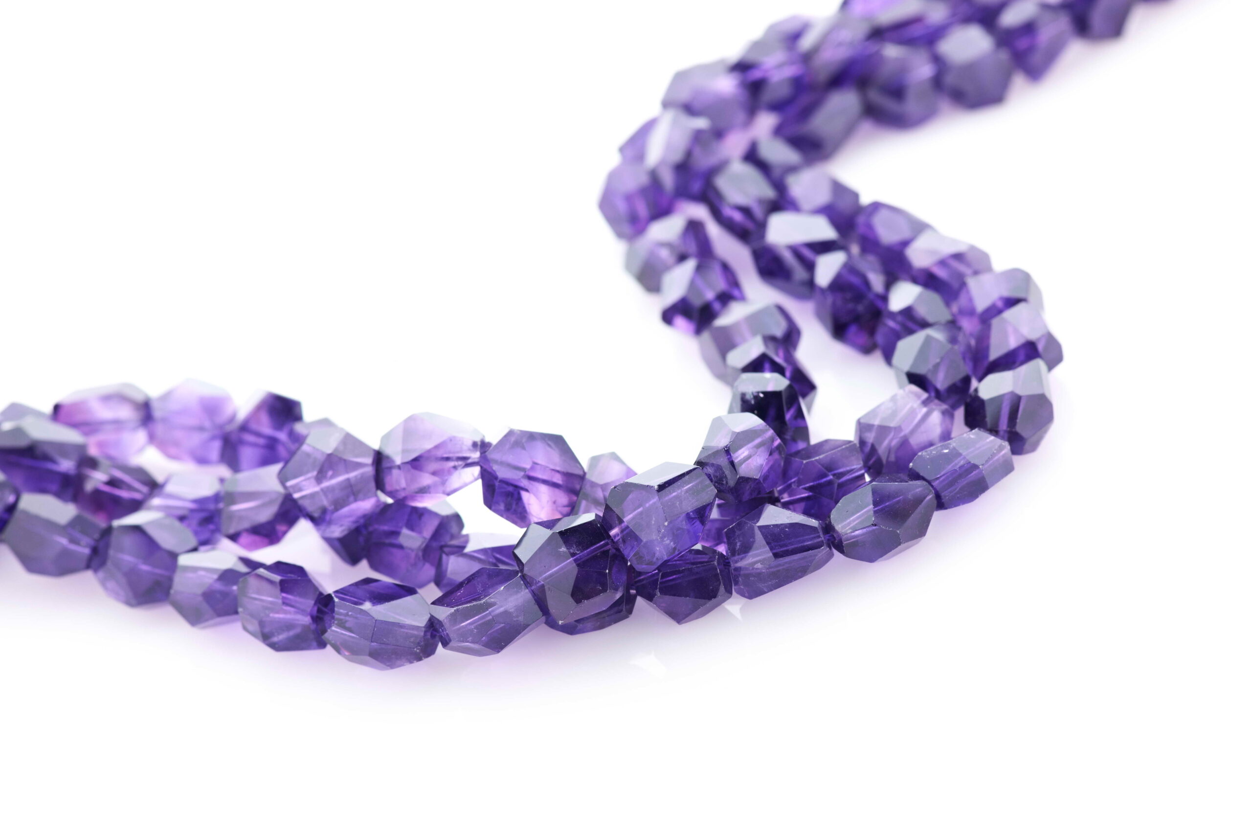 Amethyst: the stone that enchants and protects