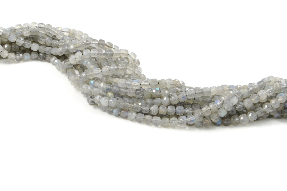 Le collane di perle più originali dell'estate: eleganti, ma per niente scontate Le collane di perle più originali dell'estate: eleganti, ma per niente scontate