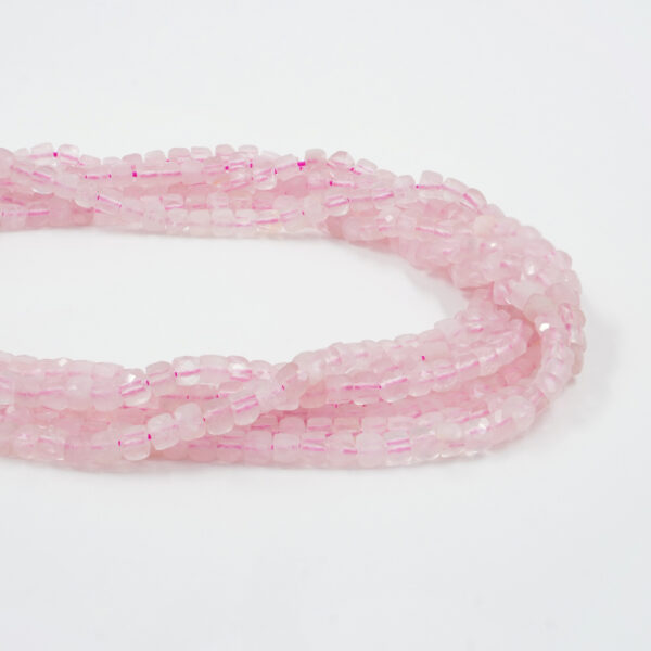 Quarzo rosa fili cubi sfaccettati 4mm