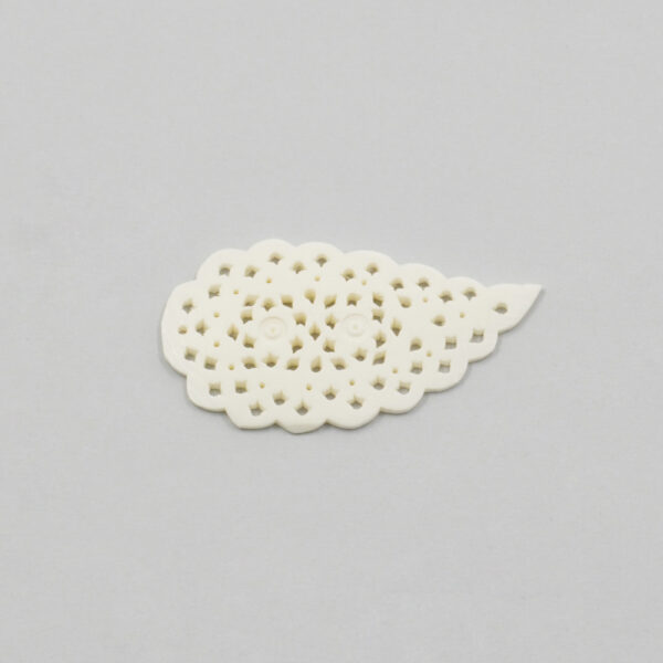 Piastre incise in osso di bufalo forma goccia 64x36mm