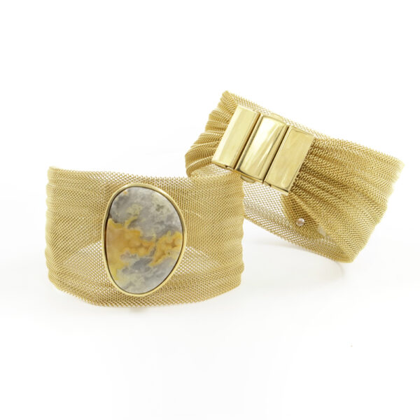 <span style="color: #ed1c24;"><strong>Metal</strong></span> Band Bracelet with laguna lace agate mounted with sterlin silver – Golden Color