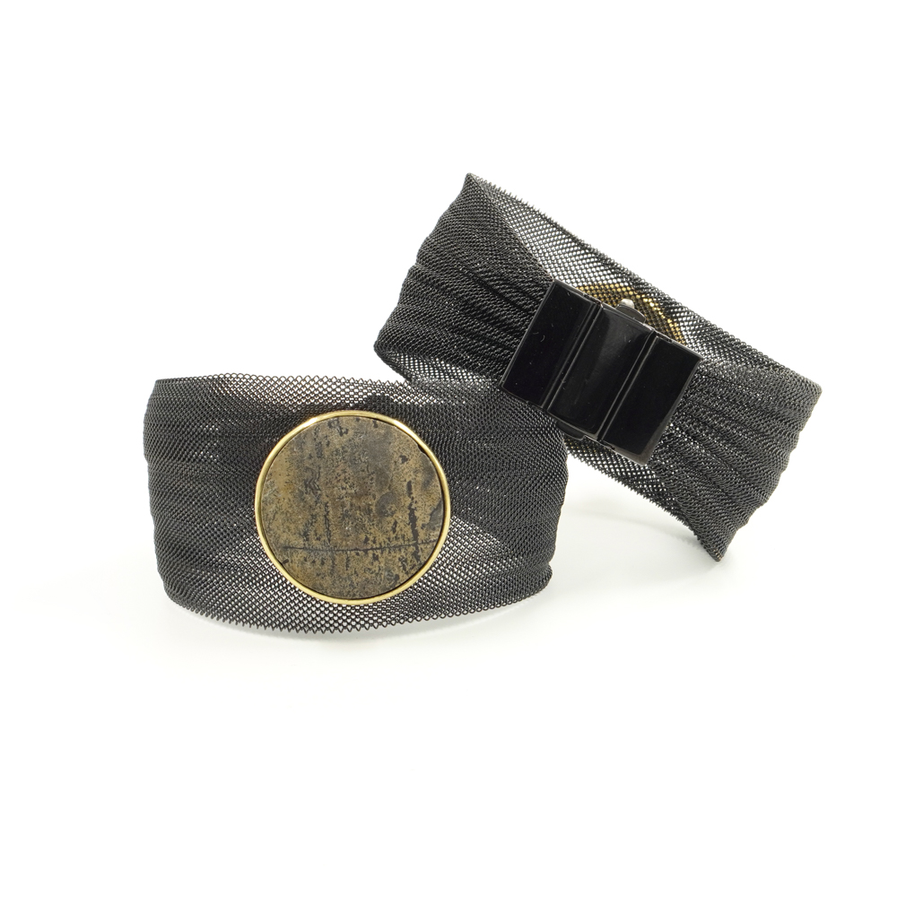 Bracciali a fascia in <span style="color: #ed1c24;"><strong>metallo</strong></span> con elemento di diaspro satinato montato in argento 925 – Dorato