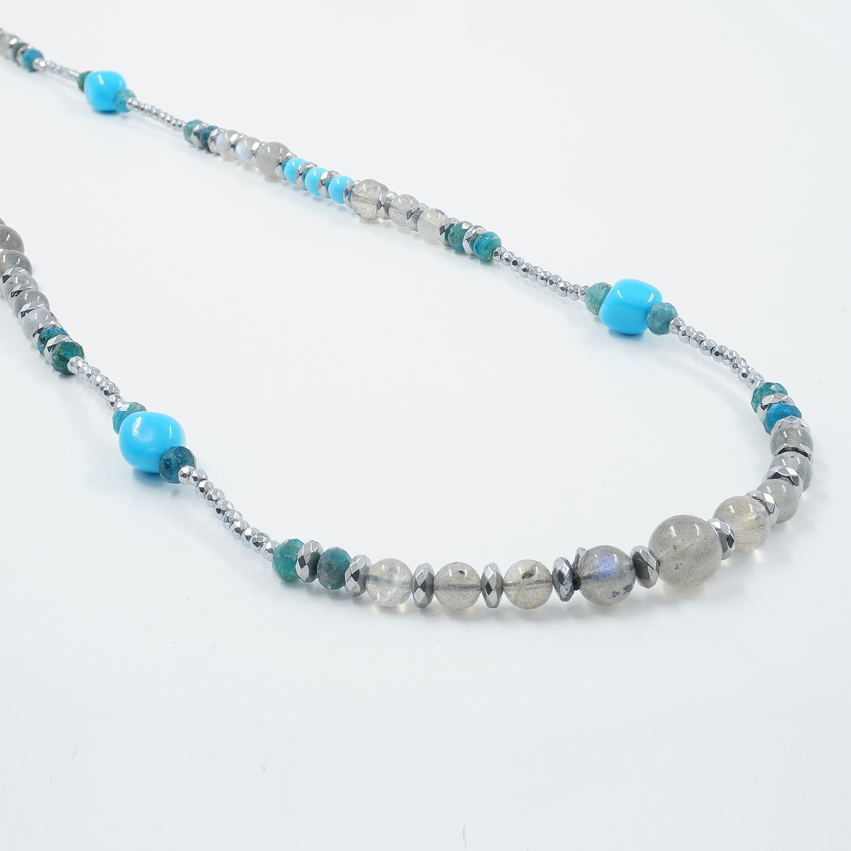 Collana con ematite, apatite, pasta di turchese, labradorite, chiusura in argento 925 – Rodiato