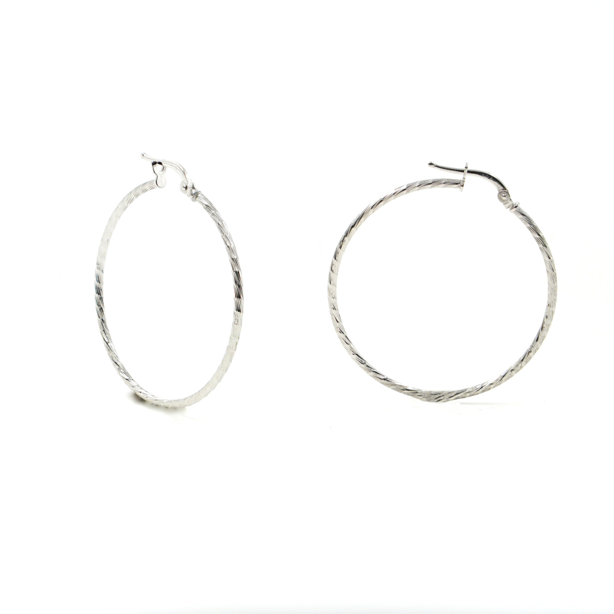 Orecchini cerchio rigati in argento 925 a baionetta 35mm – Rodiato