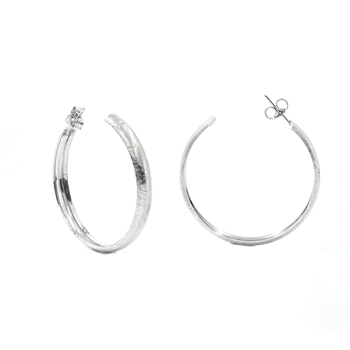 Orecchini cerchio satinato in argento 925 37mm – Rodiato