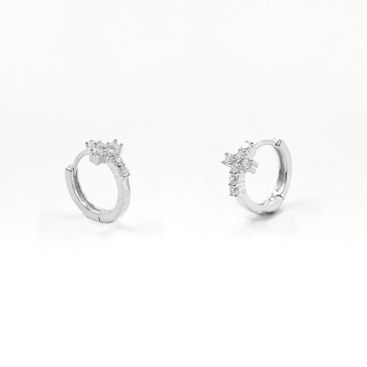 Orecchini in argento 925 con croce zirconi a baionetta 12mm – Rodiato