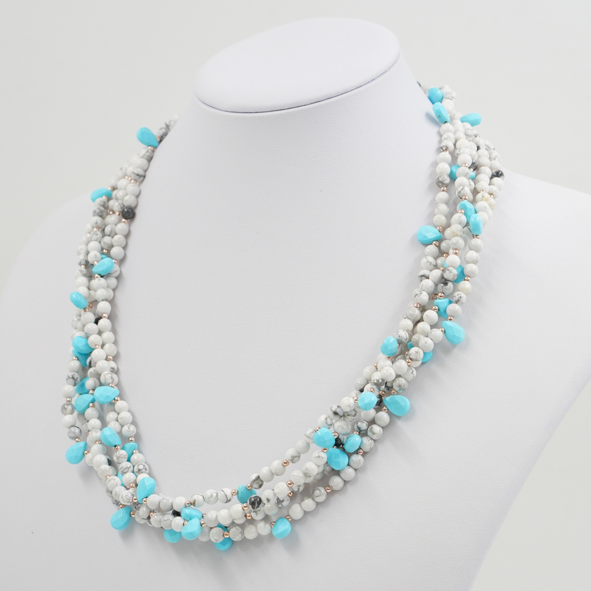 Collana Multifilo con howlite, pasta di turchese, chiusura in argento – Rosè