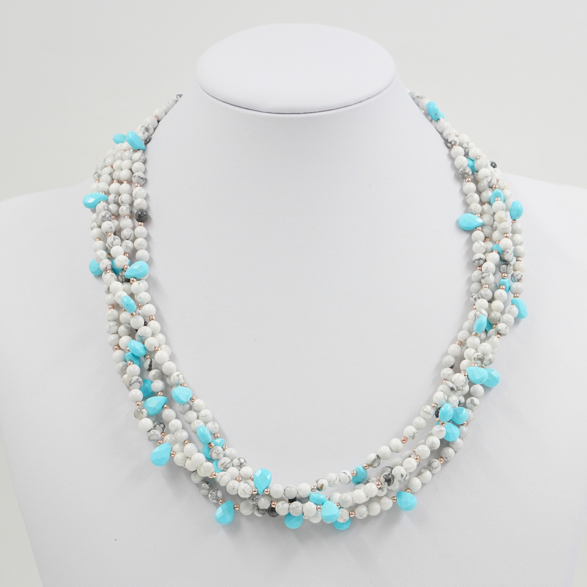 Collana Multifilo con howlite, pasta di turchese, chiusura in argento – Rosè - immagine 2