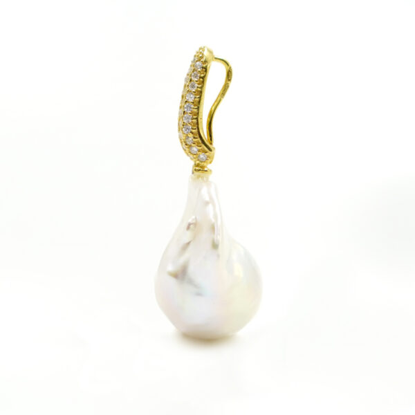 Pendente in argento con perla barocca e zirconi – Dorato