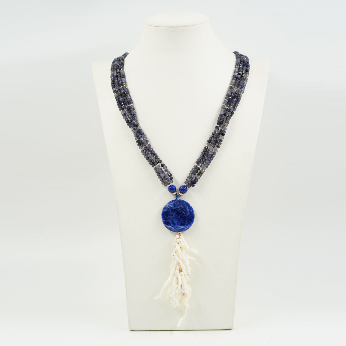 Collana Multifilo con iolite, lapis, sodalite, corallo bianco, chiusura in argento – Rosè