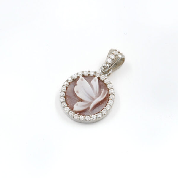 Pendente in argento 925 cammeo tondo 12mm con farfalla e zirconi bianchi – Rodiato
