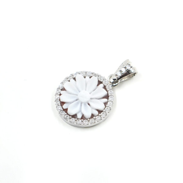 Pendente in argento 925 cammeo tondo 12mm con fiore e zirconi bianchi – Rodiato