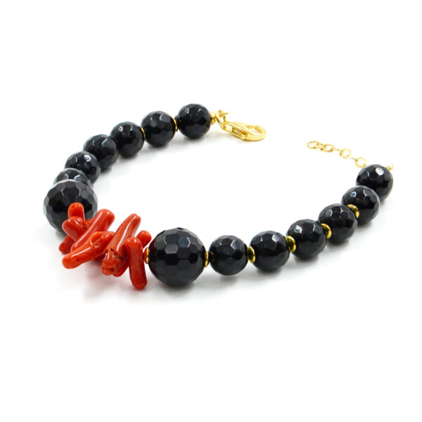Bracciale con agata nera, corallo, ematite, chiusura in argento – Dorato