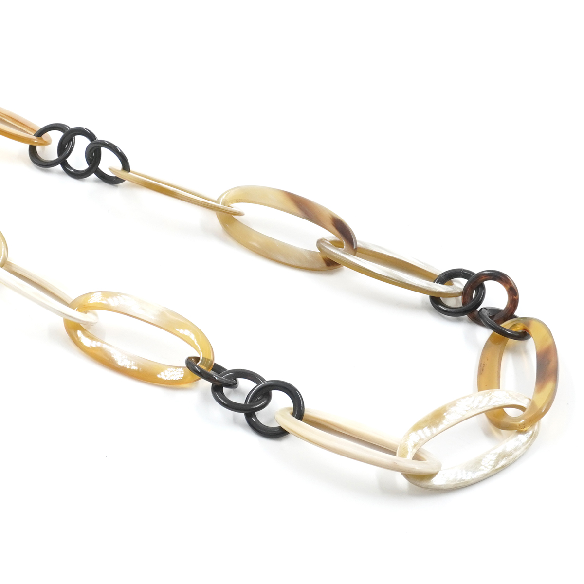 Collana di corno con elementi tondi e ovali bianchi, beige e neri