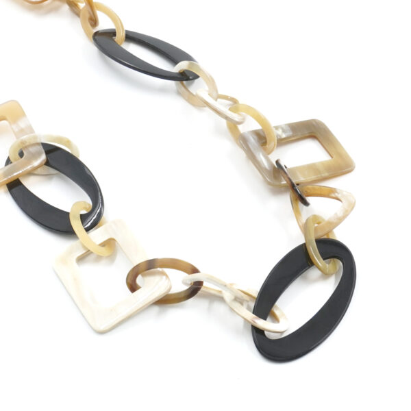 Collana di corno con elementi rettangolari, ovali e triangolari beige e neri