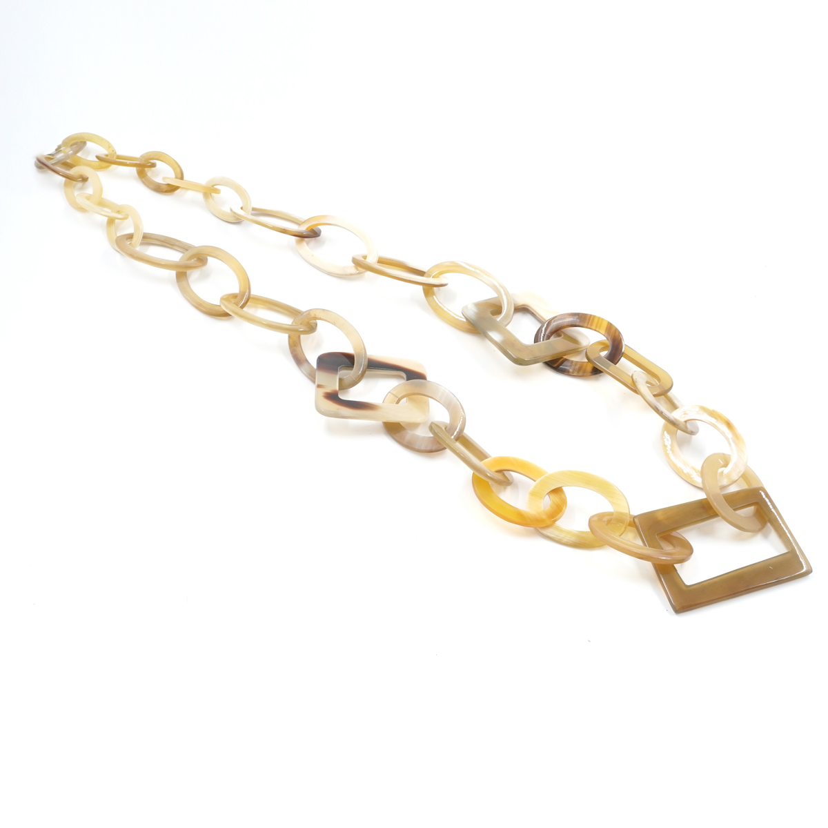 Collana di corno con elementi ovali e rettangolari beige - immagine 2