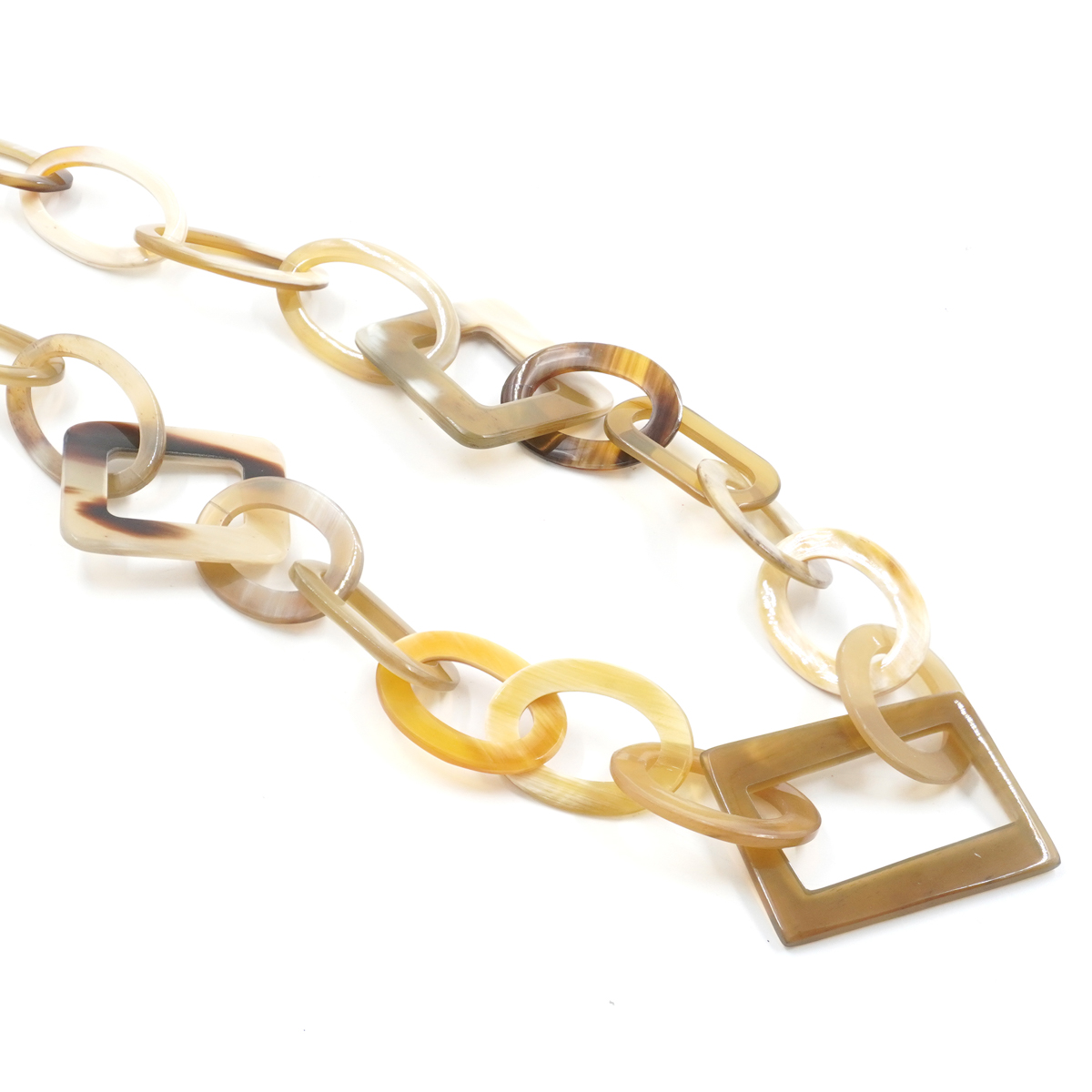 Collana di corno con elementi ovali e rettangolari beige