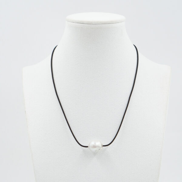 Lace necklace with white baroque pearl and sterling silver clasp – Rohodium Color