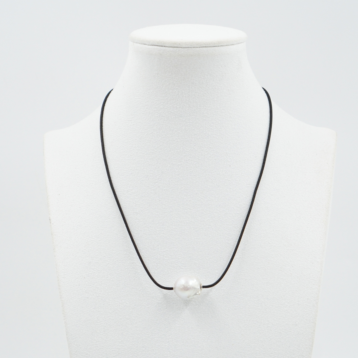 Collana laccio con perla barocca bianca e chiusura in argento – Rodiato