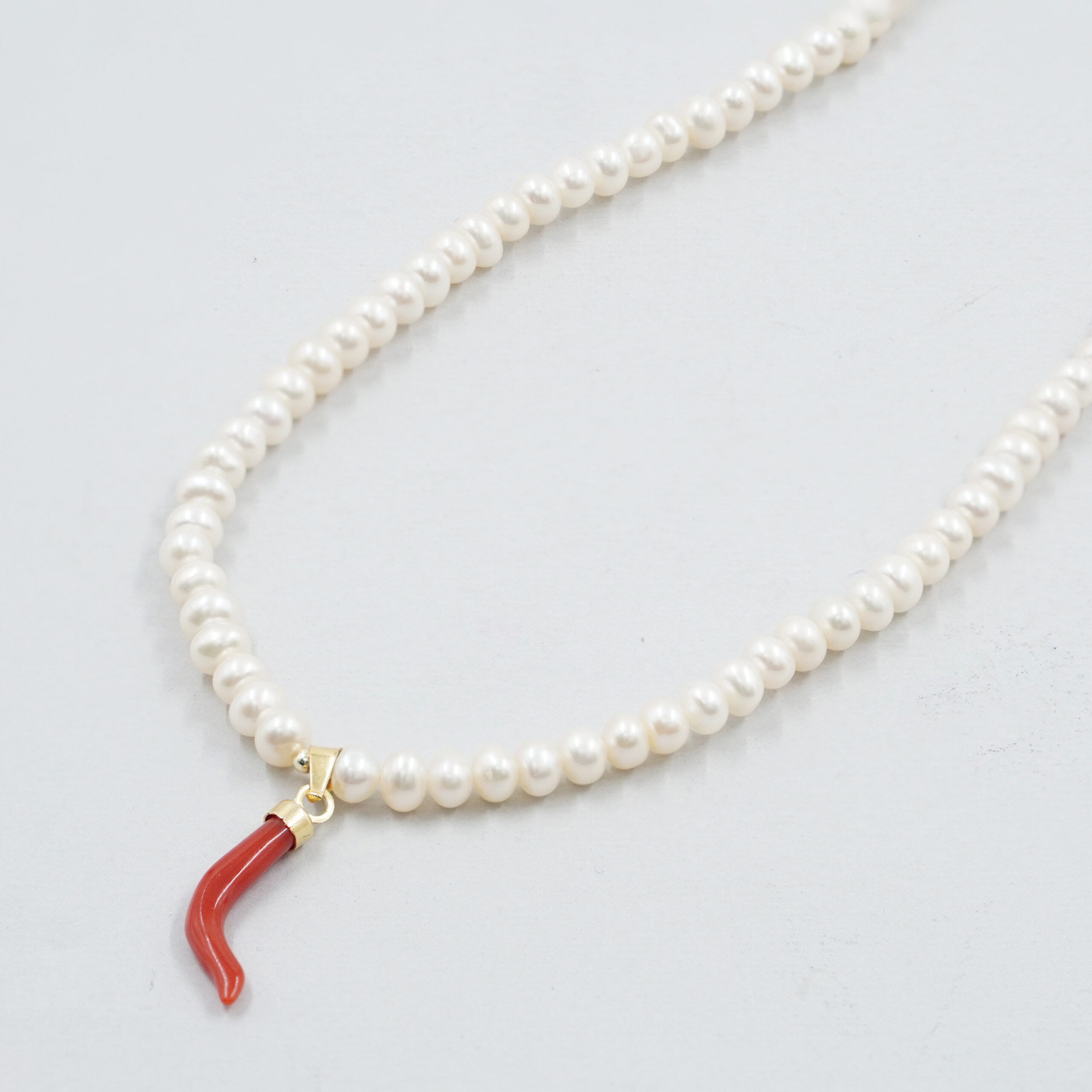 Collana con perle forma bottone, pendente con corno di corallo, chiusura in argento - Dorato