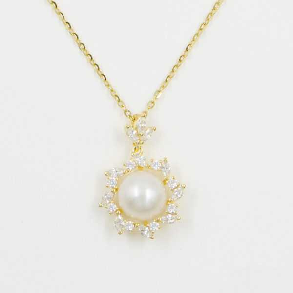 Sterling Silver Necklace with pendant with pearl and zircons – Golden Color