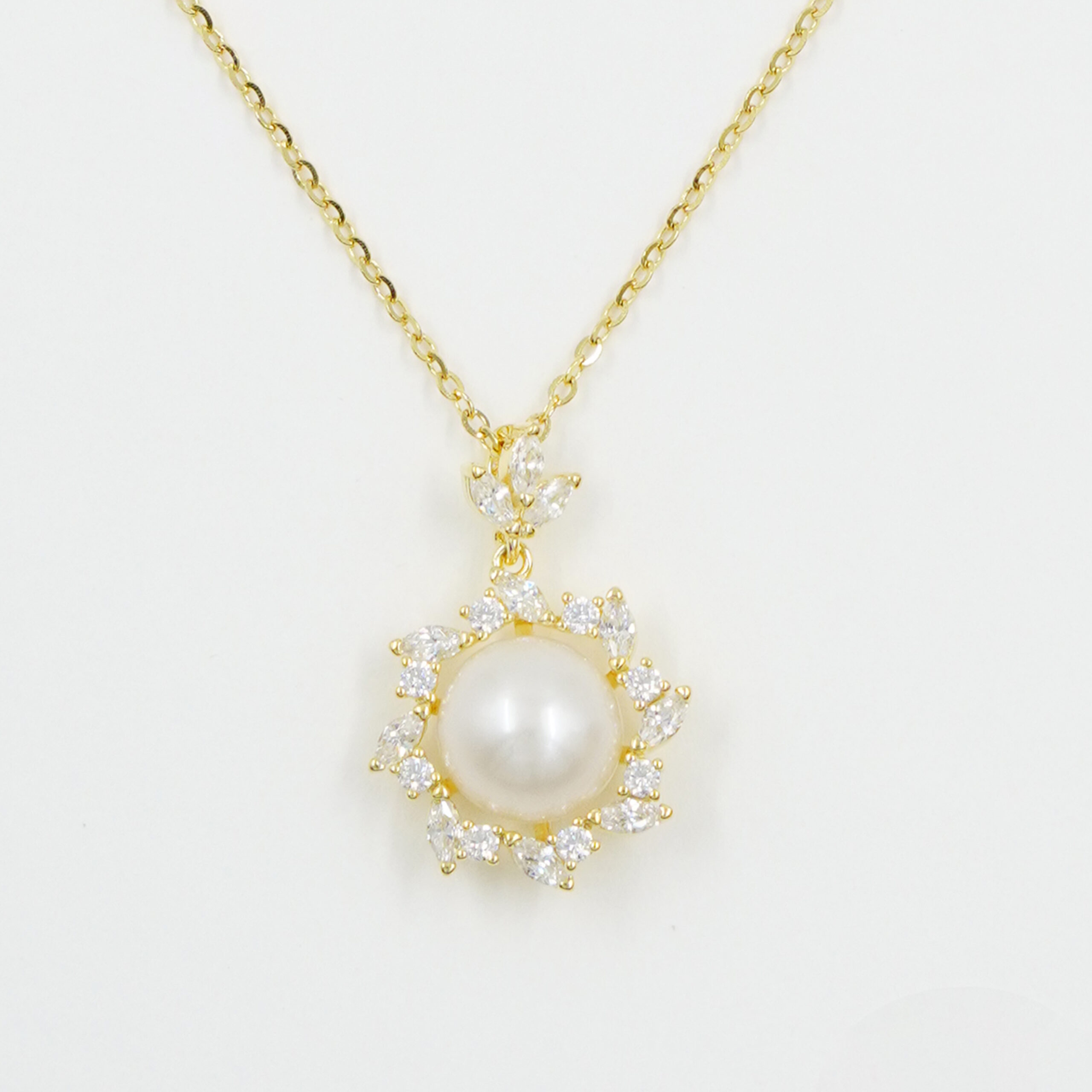 Sterling Silver Necklace with pendant with pearl and zircons – Golden Color