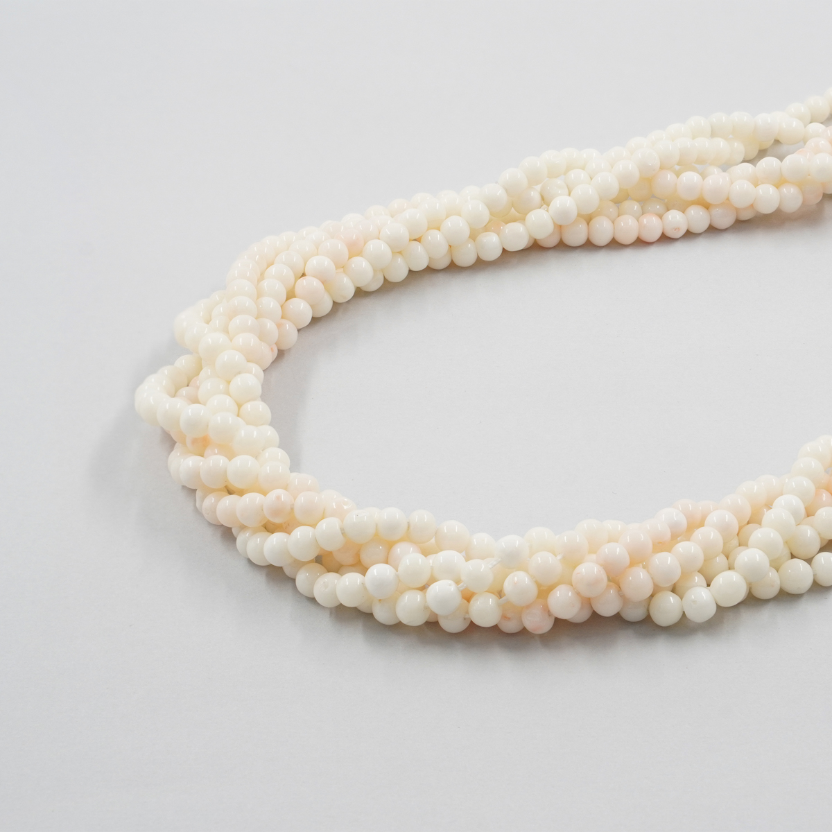 White Coral strands round shape 5-5,50mm