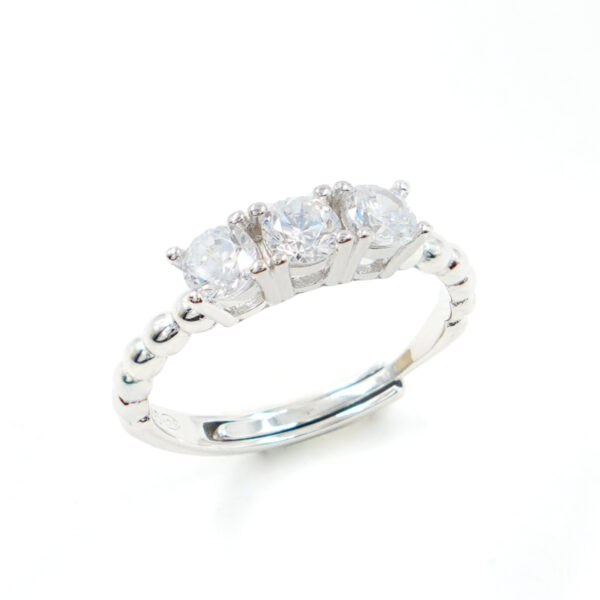 Anello Trilogy in argento con zirconi bianchi gambo lavorato – Rodiato