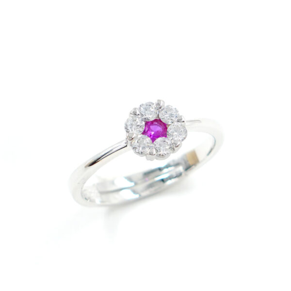 Anello in argento con zirconi bianchi e rosso - Rodiato