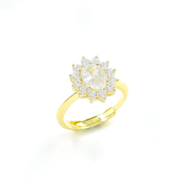 Anello in argento 925 con zircone ovale bianco e giro di zirconi bianchi – Dorato