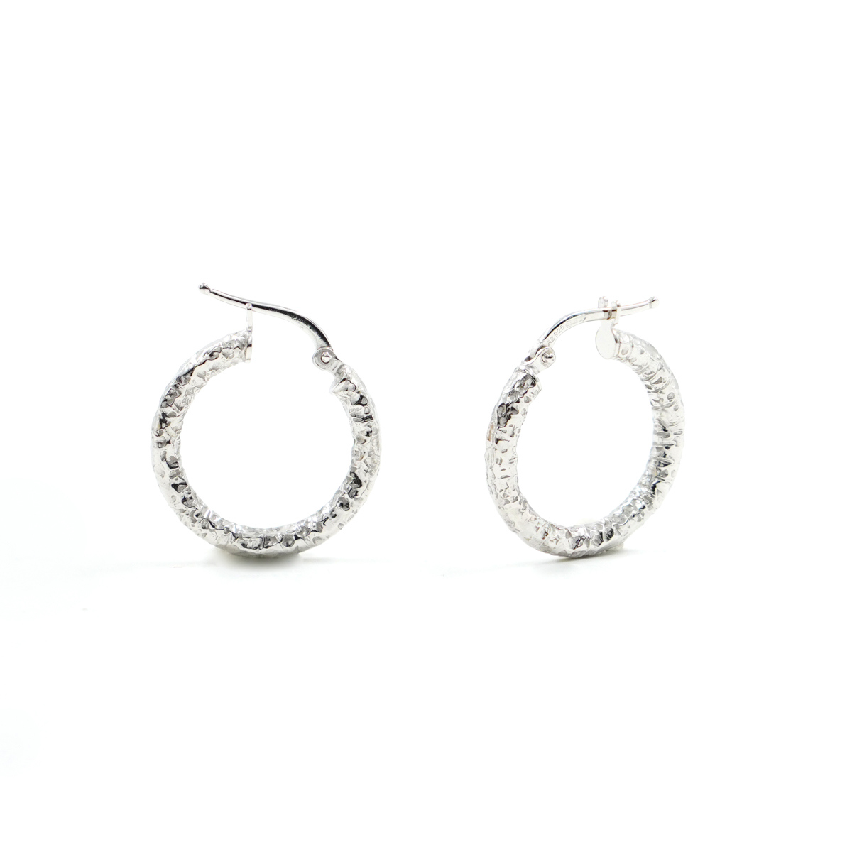 Orecchini cerchio martellato in argento a baionetta 20mm – Rodiato