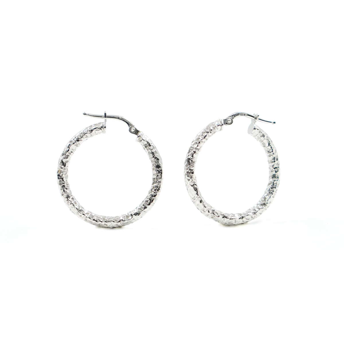 Orecchini cerchio martellato in argento a baionetta 26mm – Rodiato