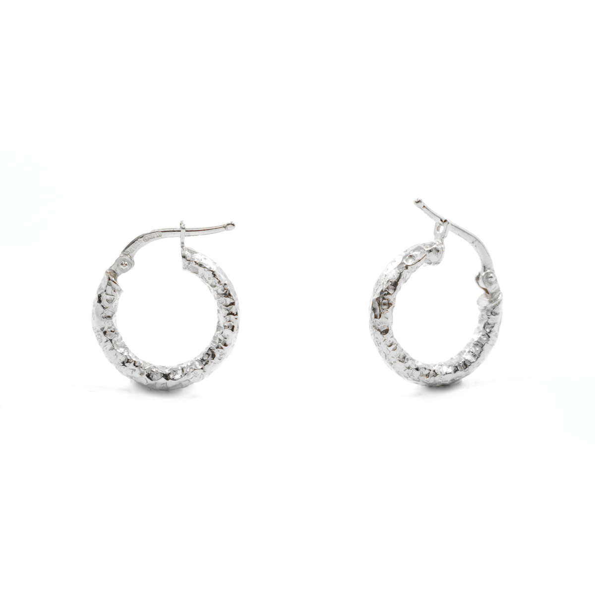 Orecchini cerchio martellato in argento a baionetta 15mm – Rodiato