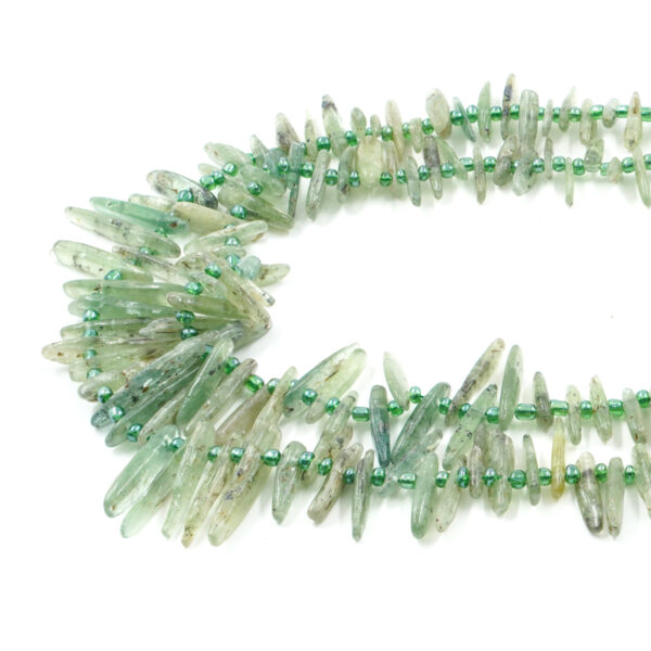 Green Kyanite strands gradation chips shape