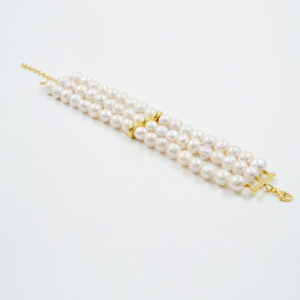 Multistrand bracelet with edison pearls, golden color silver clasp and element