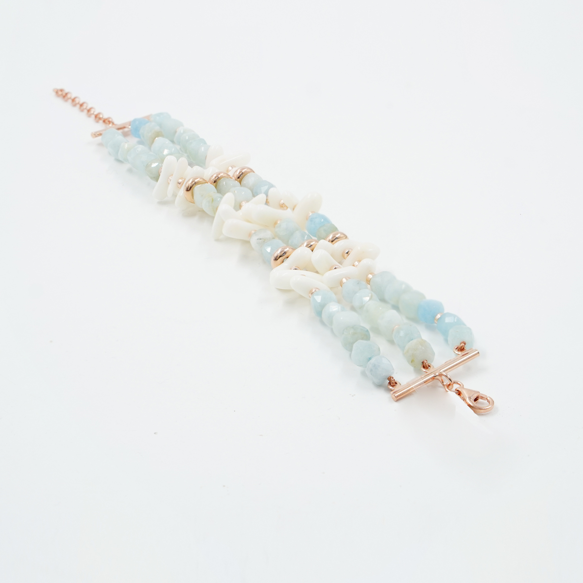 Bracciale Multifilo in acquamarina, corallo bianco, chiusura in argento rosè