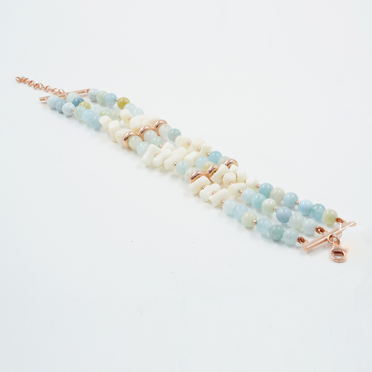 Bracciale Multifilo in acquamarina, corallo bianco, chiusura in argento rosè