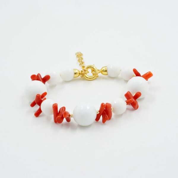Bracciale in agata bianca, corallo, chiusura in argento dorato
