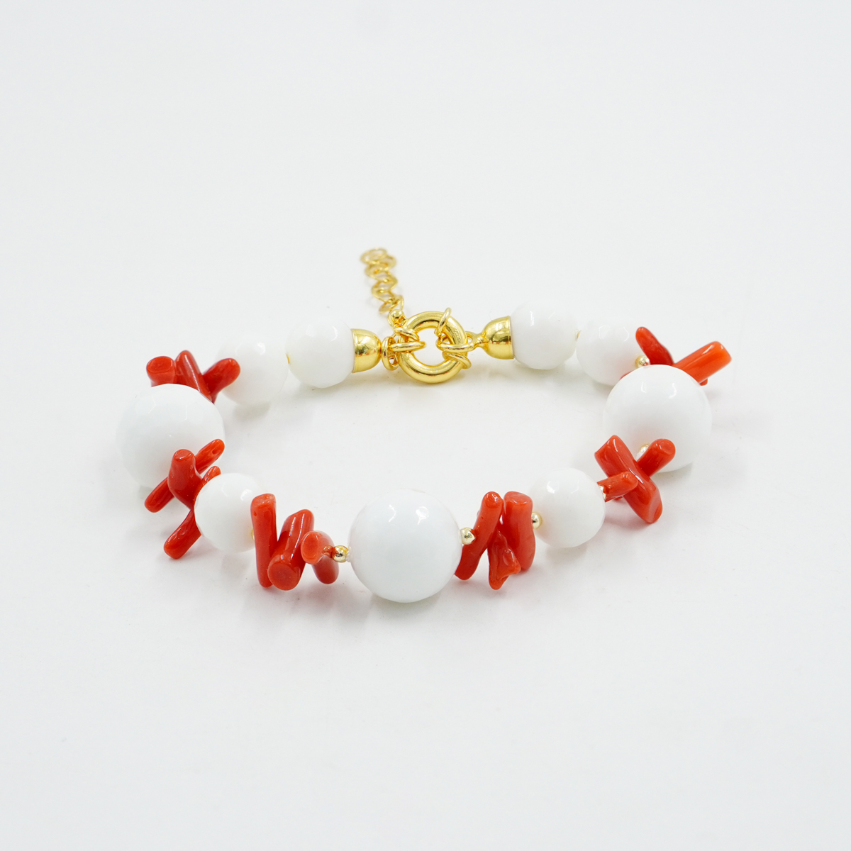 Bracciale in agata bianca, corallo, chiusura in argento dorato