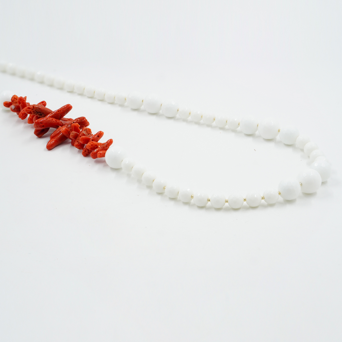 Collana in agata bianca, corallo, chiusura in argento dorato