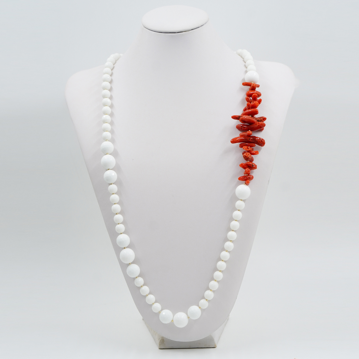 Collana in agata bianca, corallo, chiusura in argento dorato - immagine 2