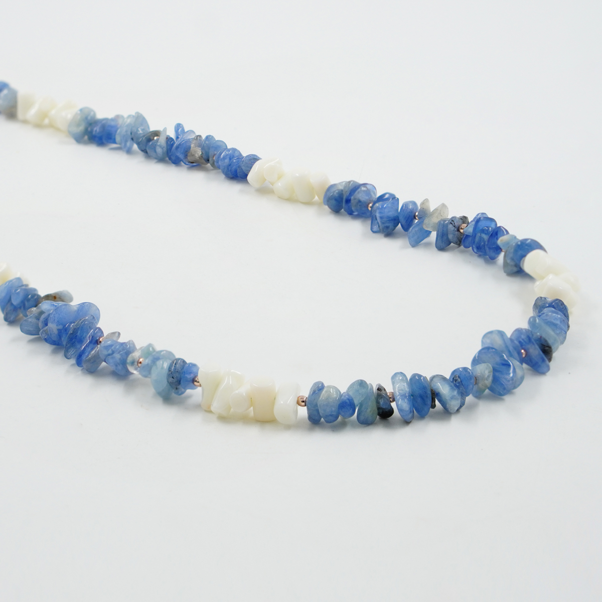 Collana in cianite, corallo bianco, chiusura in argento rosè