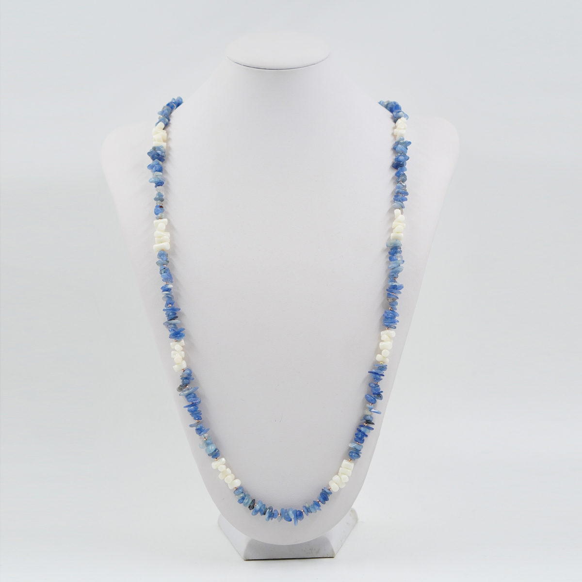 Collana in cianite, corallo bianco, chiusura in argento rosè - immagine 2