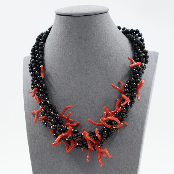 Collana Multifilo in agata nera, corallo, chiusura in argento dorato