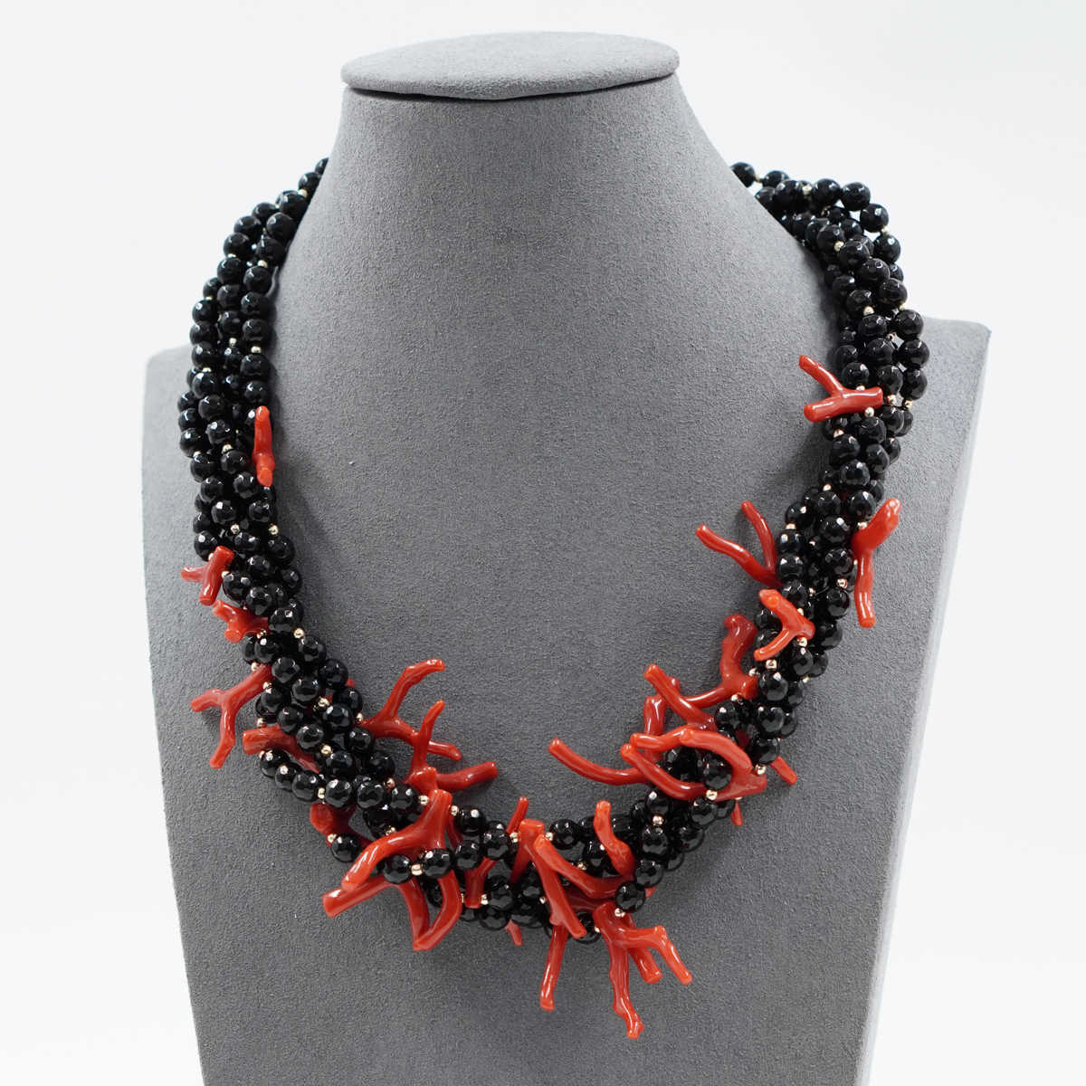 Collana Multifilo in agata nera, corallo, chiusura in argento dorato